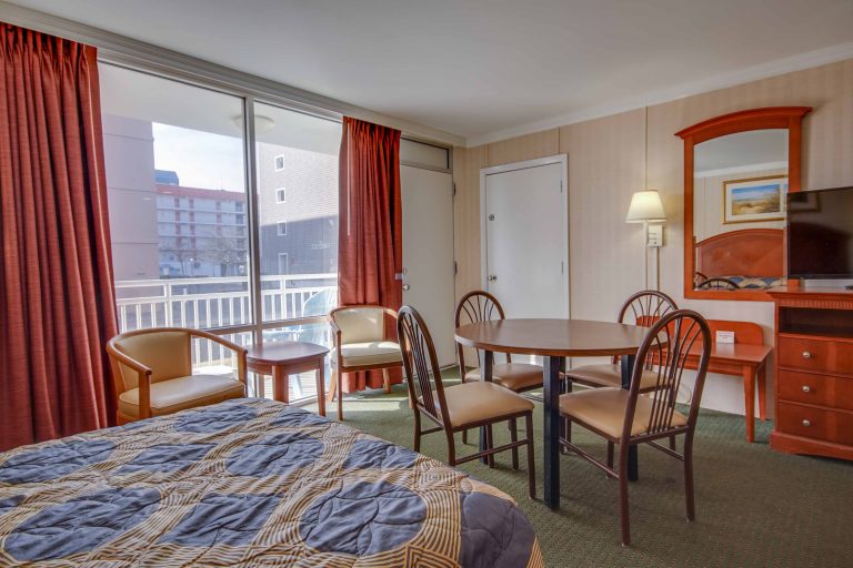 Sahara Motel bedroom with dining area and balcony