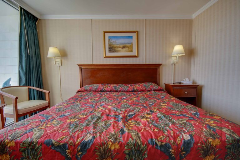 Sahara Motel with queen size bed with wooden headboard