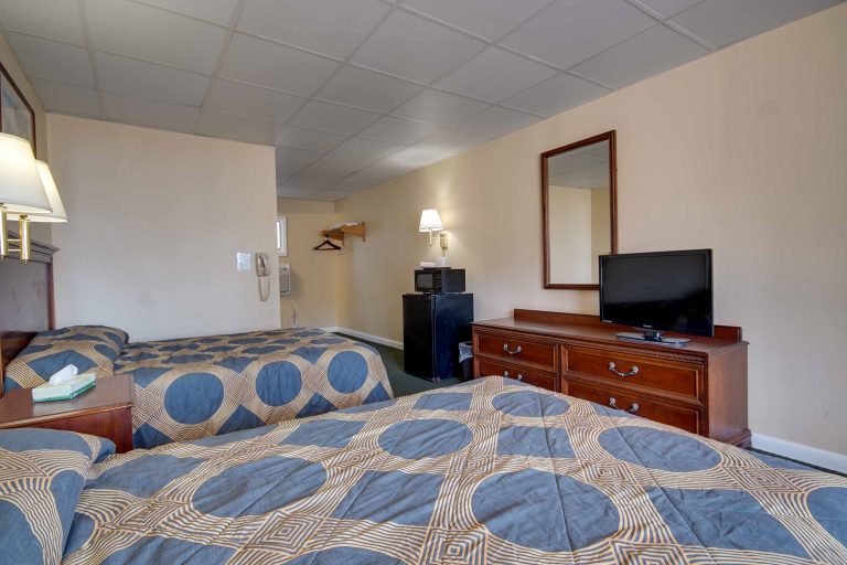 Sahara Motel bedroom with two full size beds and flat screen TV