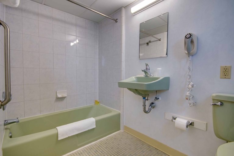Sahara Motel bathroom with tub and handicap railing